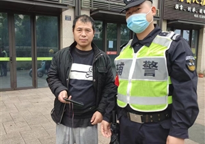 捡到手机还失主 婉拒香烟获致谢—浙江民泰公司员工捡到手机