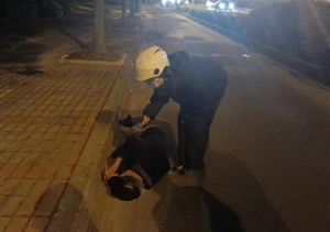 老人倒在路上 员工暖心救助—宗保员工暖心救助倒地老人