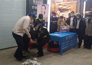 男子突发疾病倒地 员工紧急报警救助—宗保公司员工救助突发疾病男