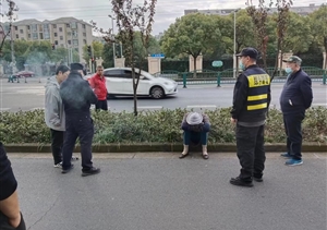 女子醉酒躺路边 员工帮助送医院—宗保公司员工帮助醉酒女子