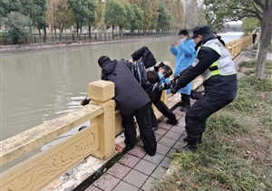 女子跳河轻生 员工下河救人—宗保公司员工救起跳河轻生女子