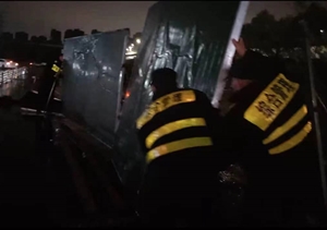 挡板倒塌存隐患 员工清除保通行—浙江民泰员工及时清整路边倒塌挡