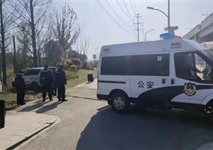 轿车陷入泥地难行走 员工帮助脱困受表扬—浙江民泰公司员工帮助陷